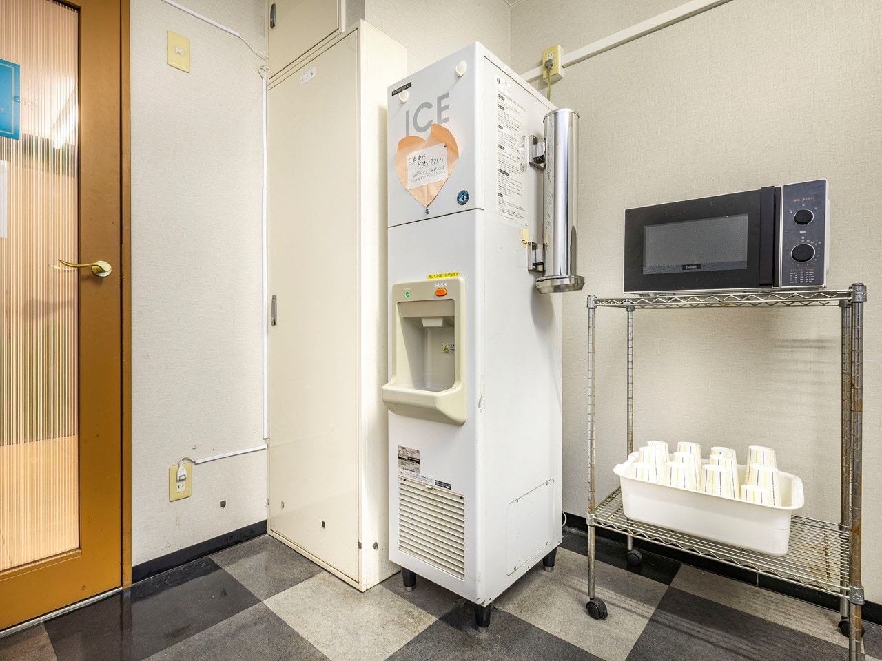 製氷機や電子レンジもございます